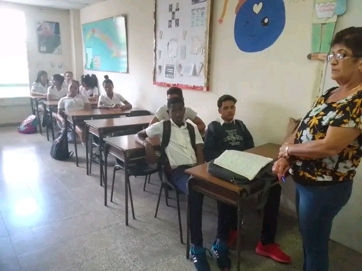 neisa_morales's tweet photo. Se intercambia con los estudiantes de #1roDeEneroDeVictorias, en la escuela Raúl Corrales, futuros profesores del Municipio #LatirAvileño  #CubaMined  @MaraEle08350901  @MtnezIc https://t.co/U2xCC9c3wL