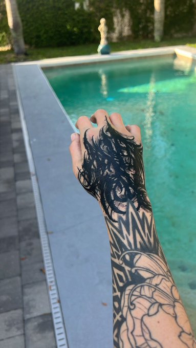 1 pic. More hand porn w the new tattoo🖤 https://t.co/cCJg34FhjJ