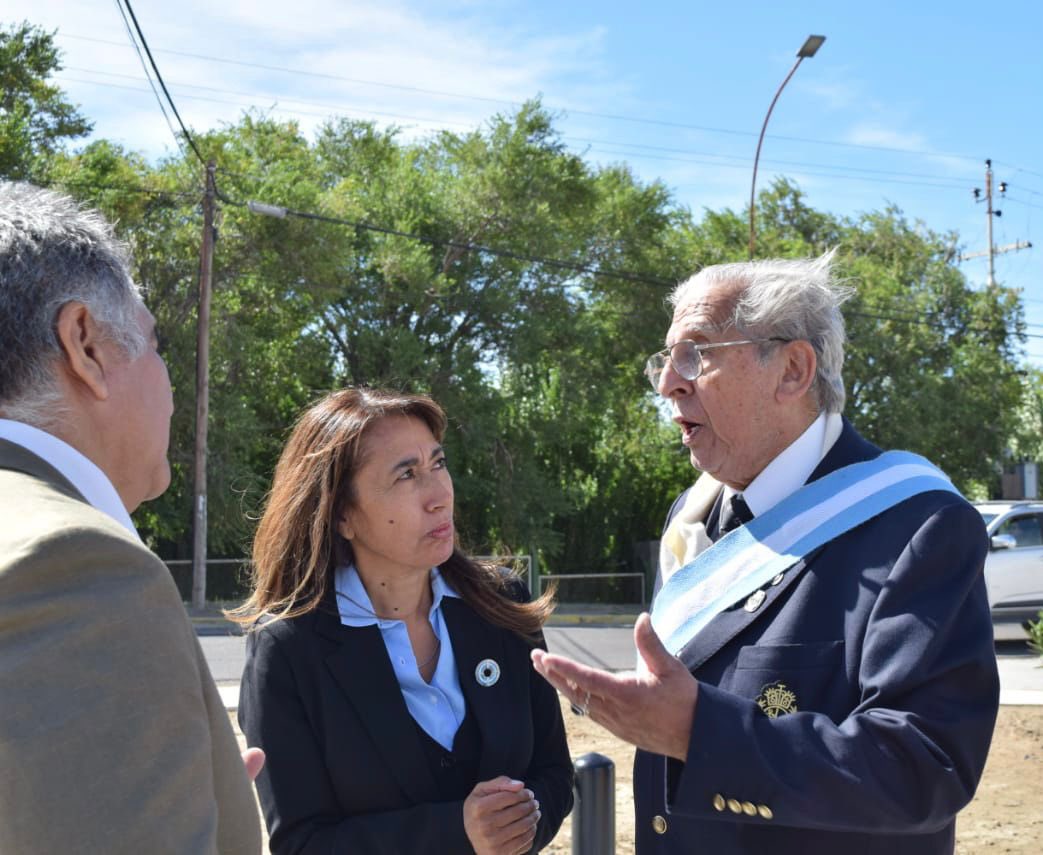 roxanareyessc's tweet photo. A 245° años del nacimiento del Libertador de América, José de San Martín participamos de la inauguración de la plaza y monumento en #CaletaOlivia. 🇦🇷 https://t.co/pSWJaixoCq