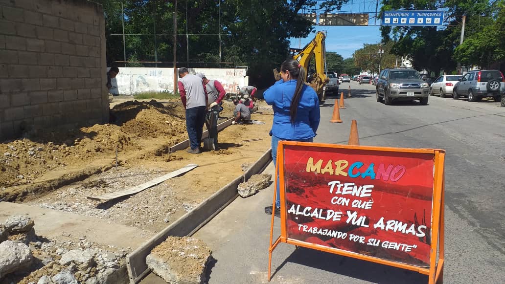 YulArmas_'s tweet photo. A través de nuestra Dirección de Desarrollo Urbano avanzamos en la construcción de aceras y brocales en la calle El Sol, donde hicimos los trabajos de reparación del colector caído, con la colocación de 4 metros cúbicos de concreto para brindar una vialidad totalmente recuperada. https://t.co/9gm7YObd3K