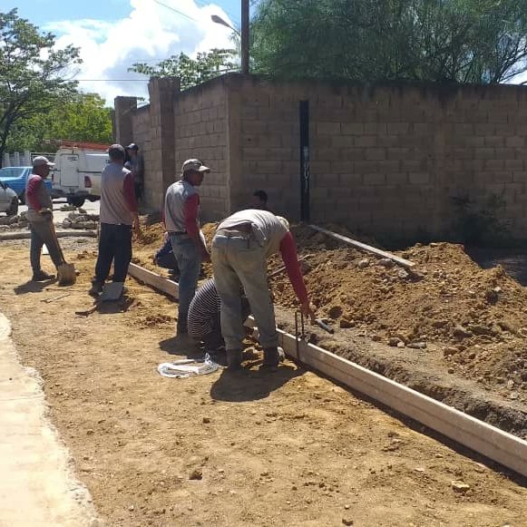 A través de nuestra Dirección de Desarrollo Urbano avanzamos en la construcción de aceras y brocales en la calle El Sol, donde hicimos los trabajos de reparación del colector caído, con la colocación de 4 metros cúbicos de concreto para brindar una vialidad totalmente recuperada.