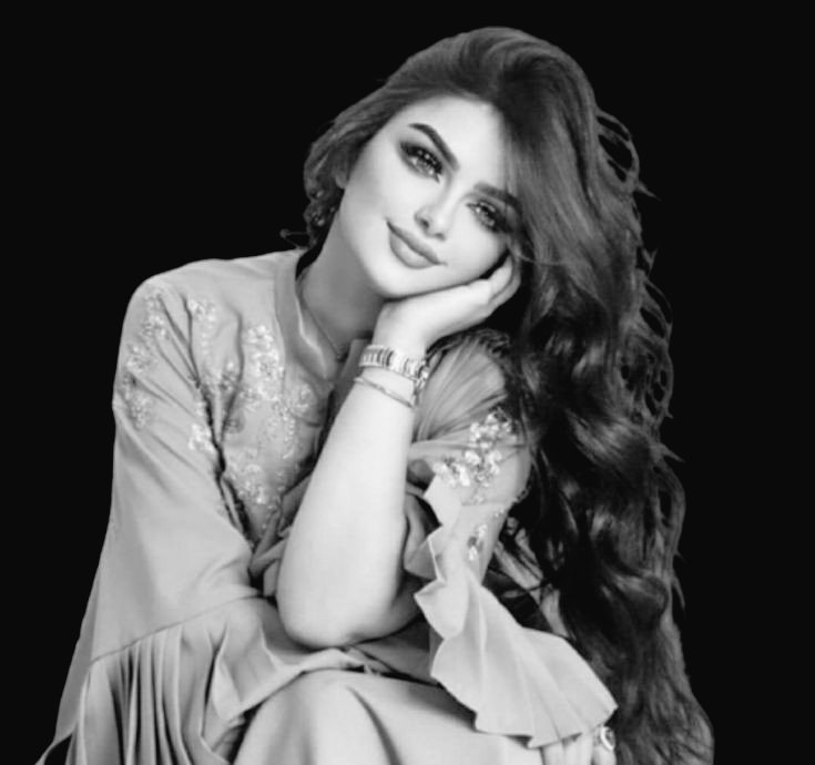 قريباً
سنلتّقي 
حينهآ
سأخبرُك
بأن الحنينْ كان يَسرقني .
كُل لّيلة 
من حولي
ويسافر بي إلى عّينيك ♥🏹