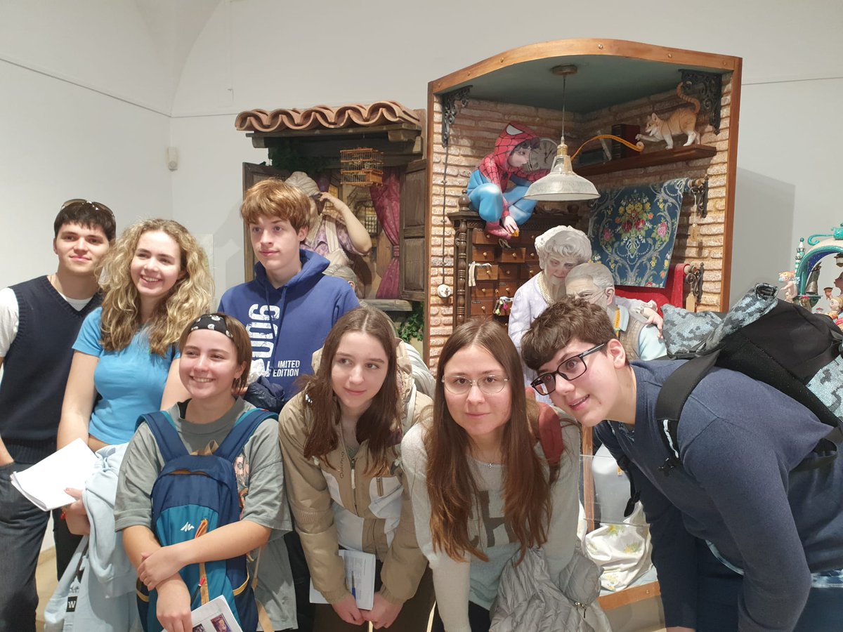 BSNLanguages's tweet photo. Visit to the @museufallervlc and able to see the history of the Fallas and see @CarsiArtesPlast winning entry (below) set in a tailor's shop! He told us to look for it when we visited yesterday @BSN_SSL @BSN_SSV #ssvspanish #sslspanish https://t.co/7bAD7fRGym