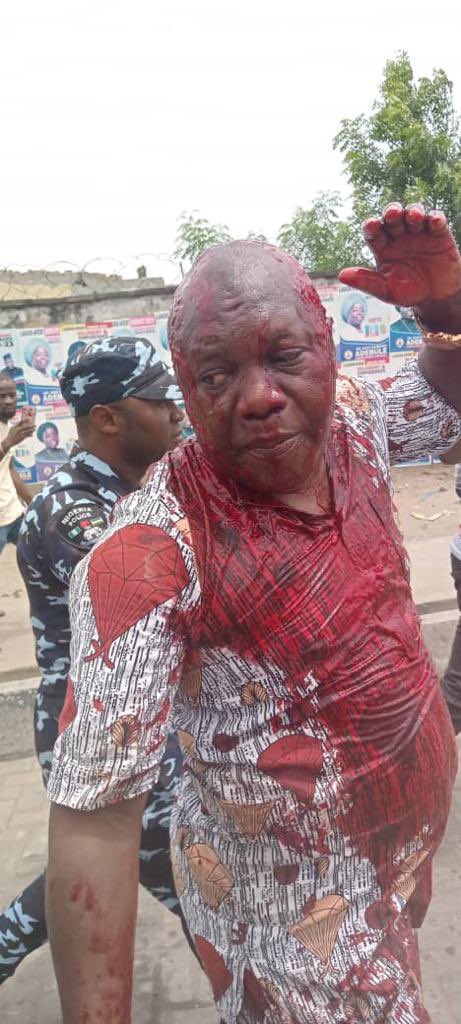 BishopPOEvang's tweet photo. The man is one of the agbero chairman in Isashi Ojo, LHA he went with some of his tugs to distract people from voting and people beat him shitless
Una don dey see how โNo Structureโ people dey bulala structured criminals.๐ณ https://t.co/ScfkS9TOeg
