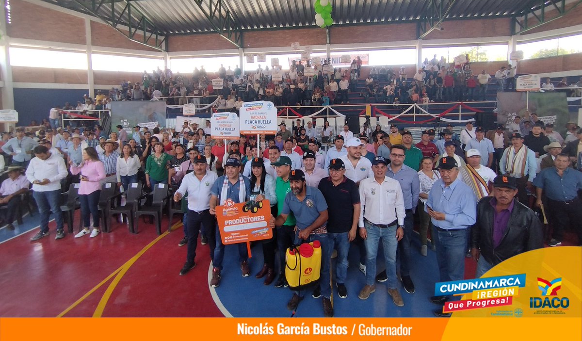 Idaco_Cundi's tweet photo. En Gachalá nos sumamos a la iniciativa #CosechandoAndo de la @comercialcundi y nos reunimos con los comunales de la provincia del Guavio para realizar la firma de 30 convenios solidarios y entregar 33 kits de dotación que fortalecerán el trabajo de #AcciónComunal de #Cundinamarca https://t.co/qQiuAxkvfA