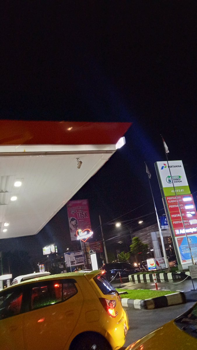 merapi_uncover's tweet photo. Tadi malam Antrian mengular di pom bensin jalan solo ambarukmo, sangat menguras waktu |@Bags272 https://t.co/ynF3oZ70es