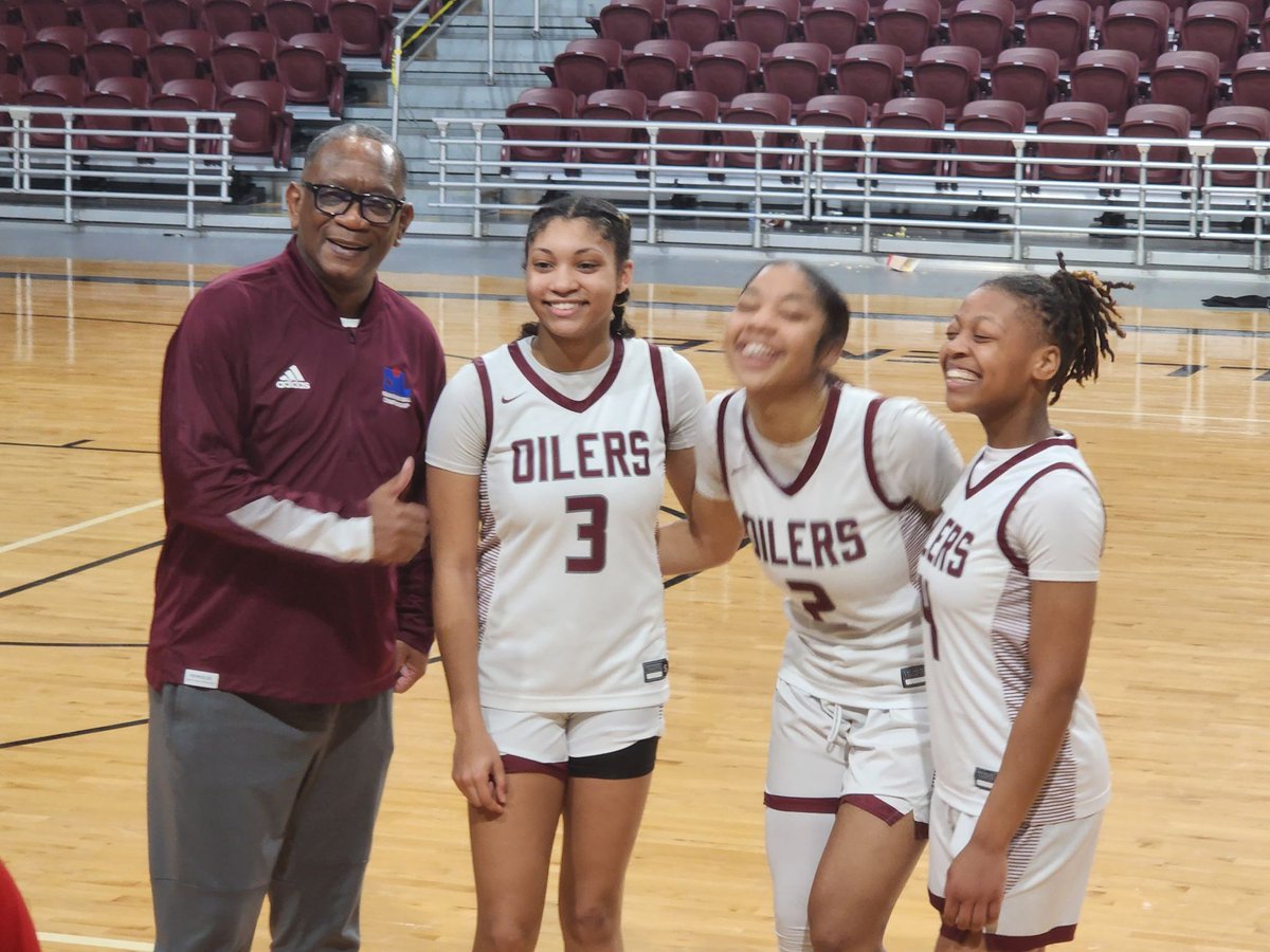 Here is 3 reasons <a href="/PearlandGirlsBB/">PHS Girl's Bball</a> has so much success this basketball season.They get after you on defense ,then they get buckets!
They are Nyah Hardy -2024 (#3) ,Janae Tucker -2023 (#2) and. Paige Bonner- 2023 (#4).
Then they took time pose with their fave PA Announcer.