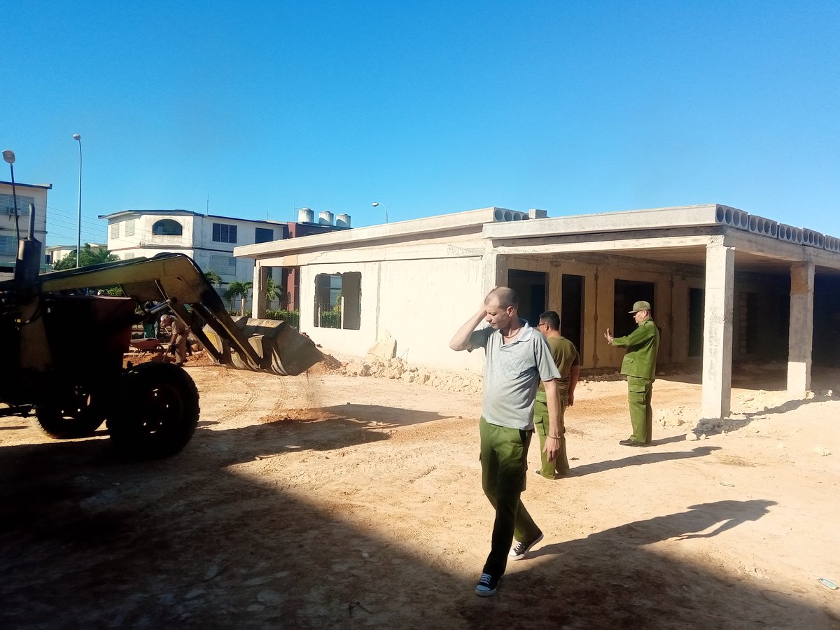 CentralEjercito's tweet photo. Continúan las labores de construcción de casitas infantiles como forma de apoyar a la sociedad cubana y trabajar en el envejecimiento poblacional en #Cuba, esta vez en la provincia de #Matanzas https://t.co/mbDRYhtLeN