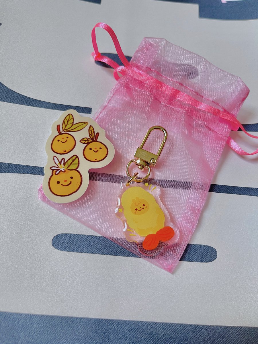 caatwithluv's tweet photo. tiny lil tempura shrimp SO CUTE c: @camiilicy https://t.co/CXt15dWR8u