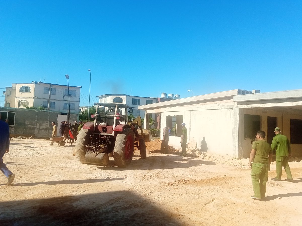 CentralEjercito's tweet photo. Continúan las labores de construcción de casitas infantiles como forma de apoyar a la sociedad cubana y trabajar en el envejecimiento poblacional en #Cuba, esta vez en la provincia de #Matanzas https://t.co/mbDRYhtLeN