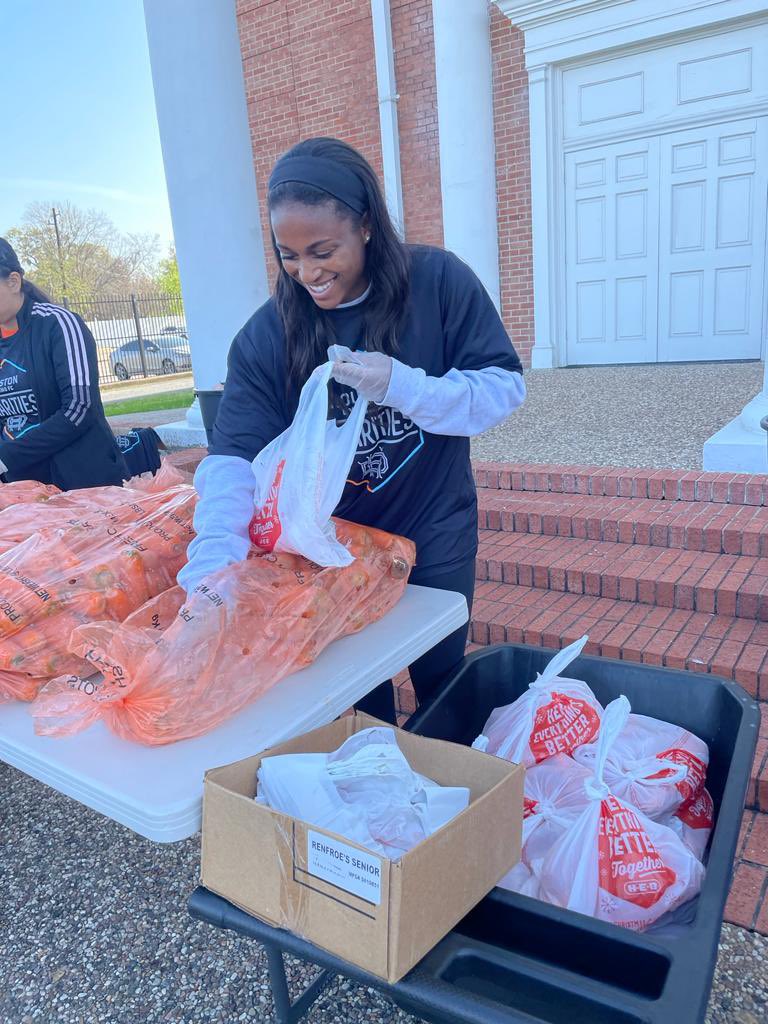 A special morning with @nichelleprince7 giving back to our city! Along with @blkheritagefest, we helped provide healthy meals to over 300 families in need at this food distribution event. #HoldItDown