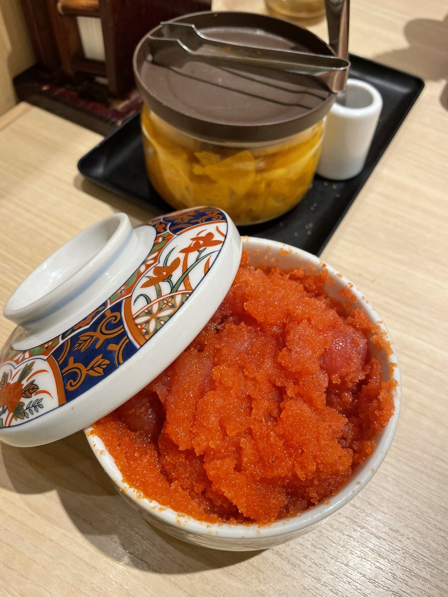 nanataro1016's tweet photo. 大阪駅にアクセスしやすいからすぐに行っちゃう！
お腹すいたなぁとトコトコ歩いてたら美味しそうな天ぷら屋さんが🥹
天丼食べたかったよ〜！大好きな穴子がこんなに大きくてもうびっくり！
そして何より明太子が食べ放題😭🧡🧡🧡
えびのや。チェーン店かな？！ぜひ行ってみて〜🤤

@kizuna_share https://t.co/0qgX8MCIdI