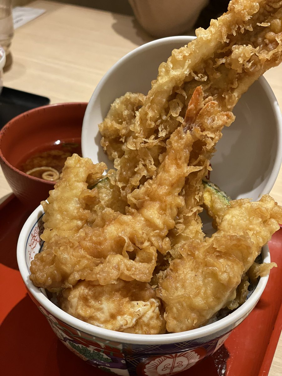 nanataro1016's tweet photo. 大阪駅にアクセスしやすいからすぐに行っちゃう！
お腹すいたなぁとトコトコ歩いてたら美味しそうな天ぷら屋さんが🥹
天丼食べたかったよ〜！大好きな穴子がこんなに大きくてもうびっくり！
そして何より明太子が食べ放題😭🧡🧡🧡
えびのや。チェーン店かな？！ぜひ行ってみて〜🤤

@kizuna_share https://t.co/0qgX8MCIdI