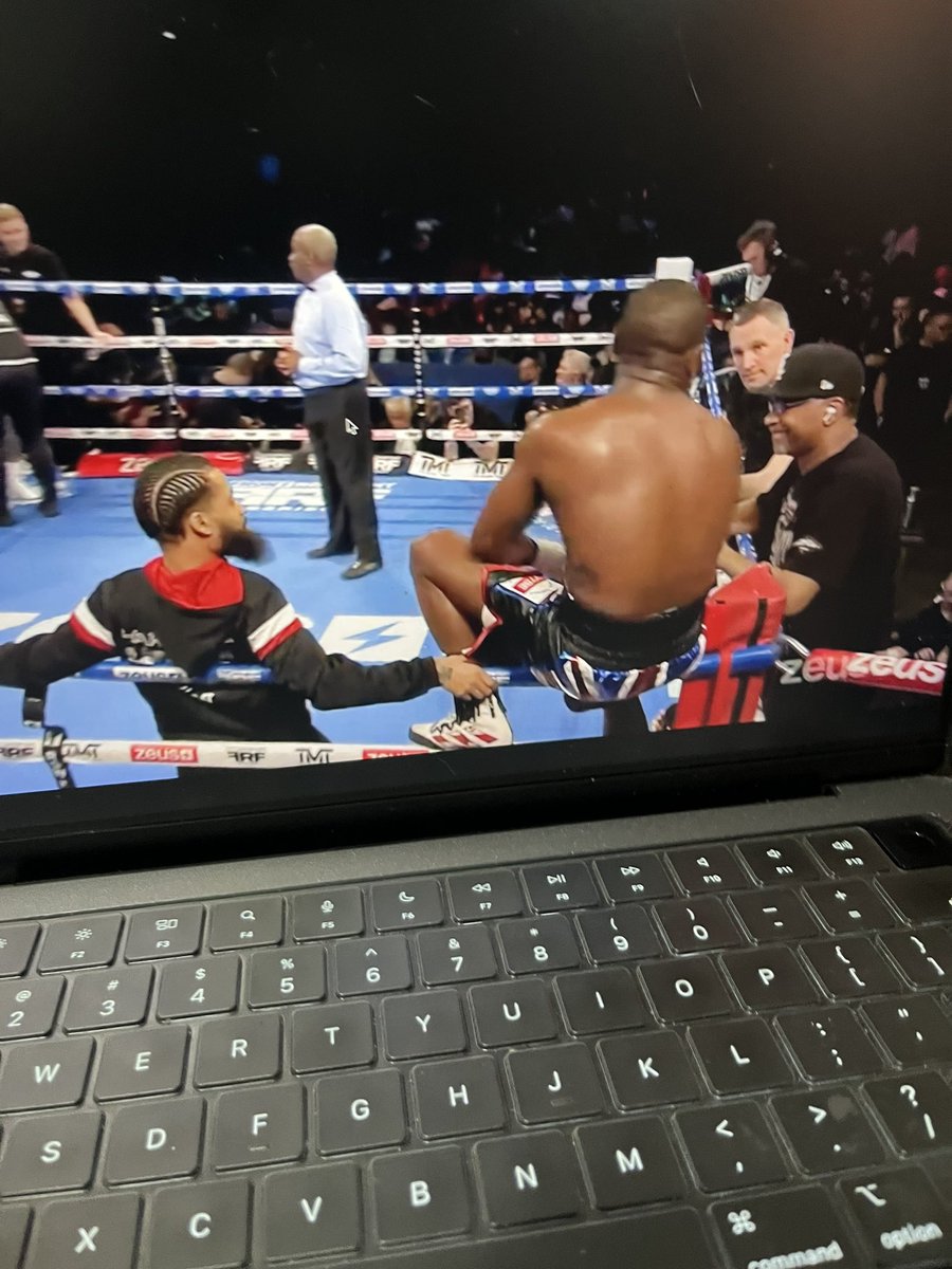 dshimbeatz's tweet photo. This man sitting on the ropes during his break. #TBE ๐ญ๐ญ๐ญ #zeuznetwork https://t.co/vK4kSsTS4A