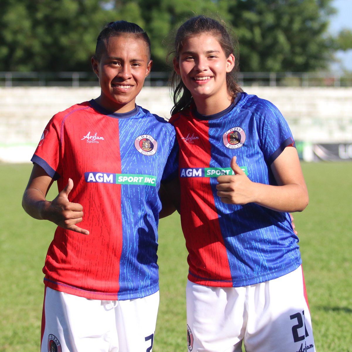 CDFASFemenino's tweet photo. Dale RT para que Karen y Cami sigan anotando más G⚽️LES en el torneo 🔴🔵
#CDFASFemenino #SantaAna https://t.co/ChYo0EGKY9