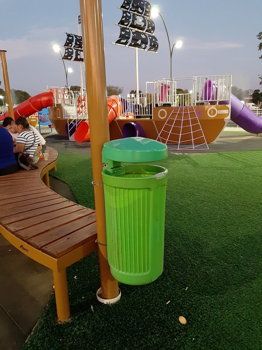 EslavaSmart's tweet photo. Hoy arreglé un tacho en Parque Belgrano de #Pergamino.
Es el número 5 que llevo en cuenta.
Hubo un ataque de vandalismo fuerte últimamente.
Lo hago sabiendo que se va a romper cien veces más, pero lo hago junto a mis hijos y ellos ven que se puede tener una actitud positiva. https://t.co/H1vEpJmpLx
