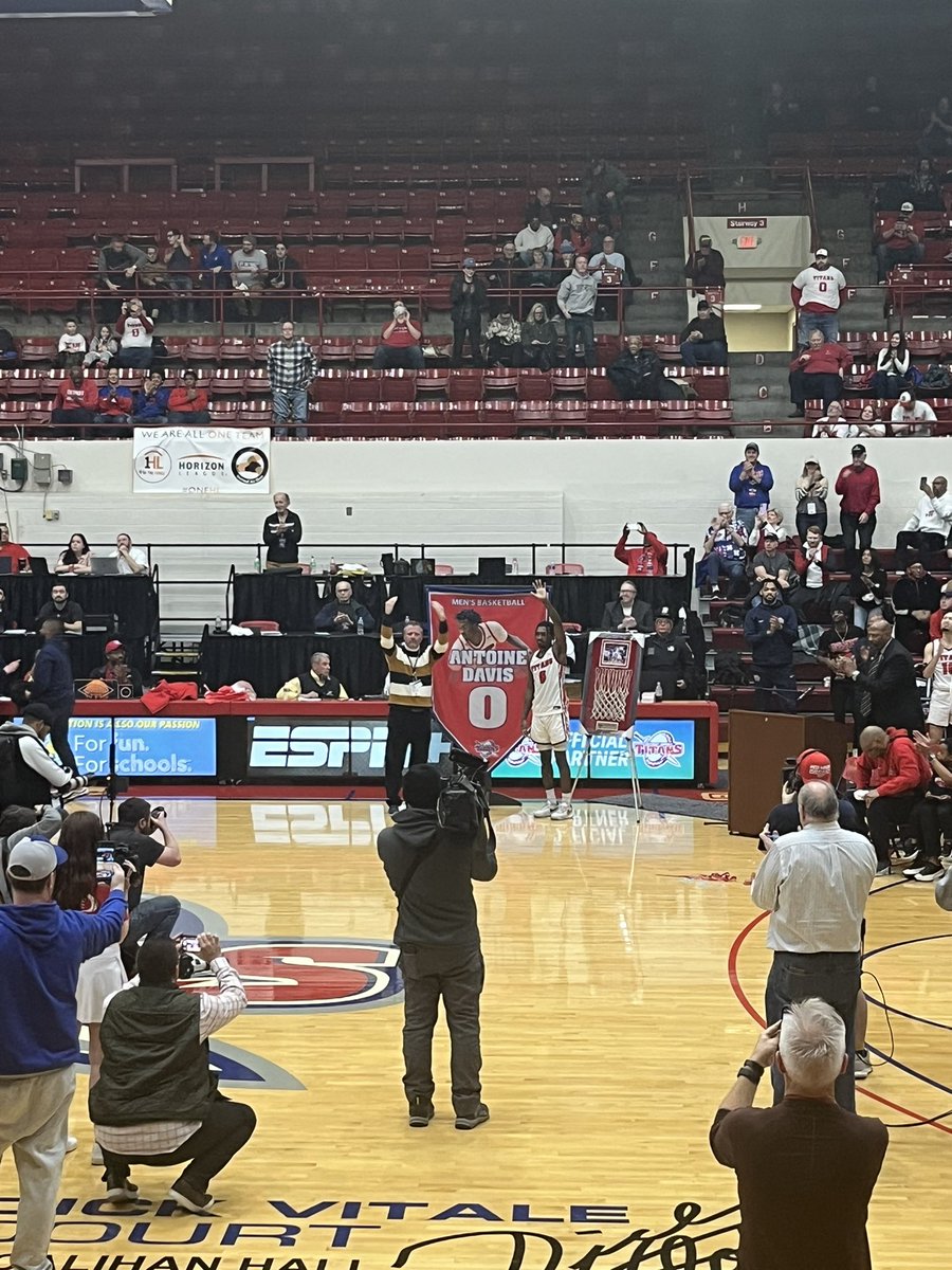 selswens's tweet photo. Absolutely goated. So blessed to be able to watch you grind to get to where you are these last years. You’ve made history. Thank you Antoine. @Youngdvs13 https://t.co/S83mlmVCZD