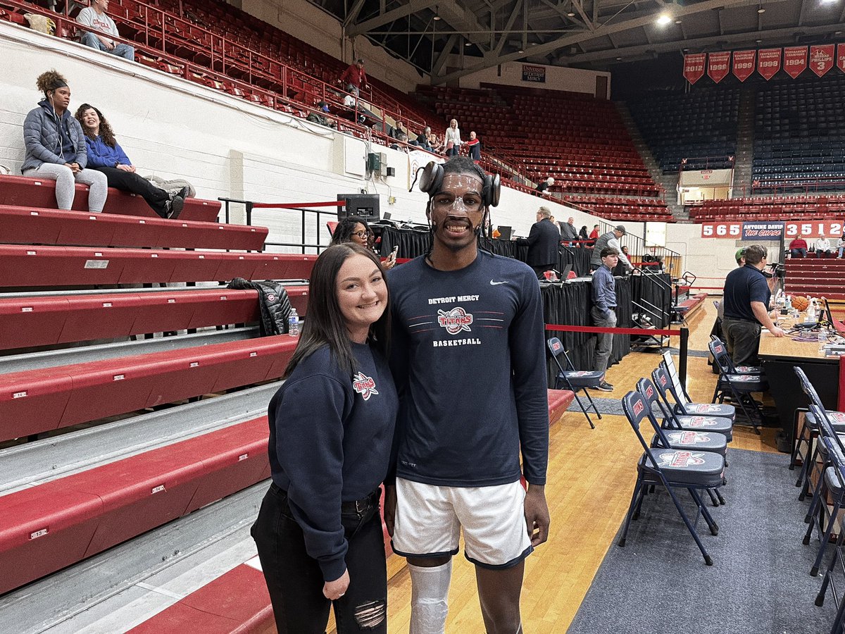 selswens's tweet photo. Absolutely goated. So blessed to be able to watch you grind to get to where you are these last years. You’ve made history. Thank you Antoine. @Youngdvs13 https://t.co/S83mlmVCZD