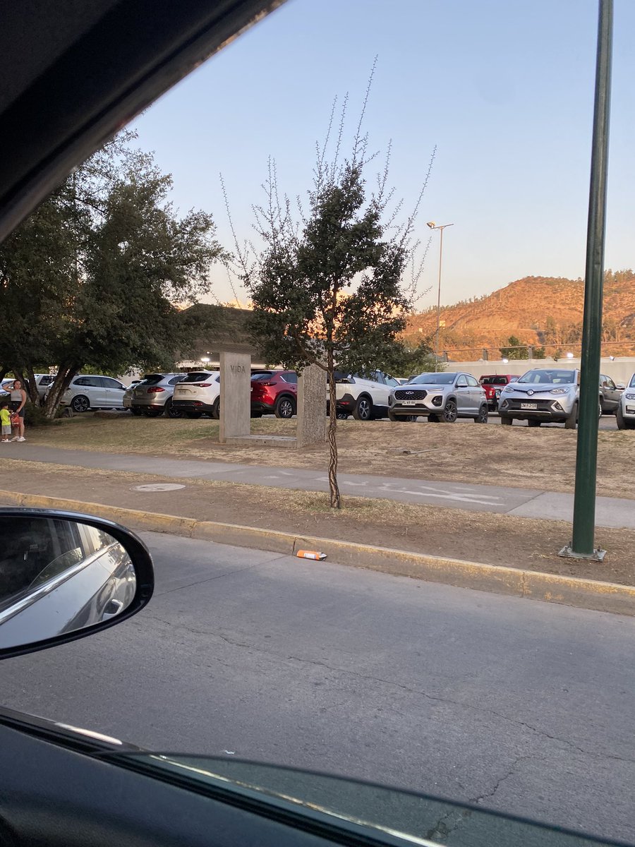 Felipe_Antinao's tweet photo. Cada fin de semana es lo mismo. #Ciudadempresarial bloquea calles a gusto y antojo por los eventos sociales. @mun_huechuraba 
Los vecinos debemos aguantar tacos interminables. 😡😤 https://t.co/DbYA63AJZj