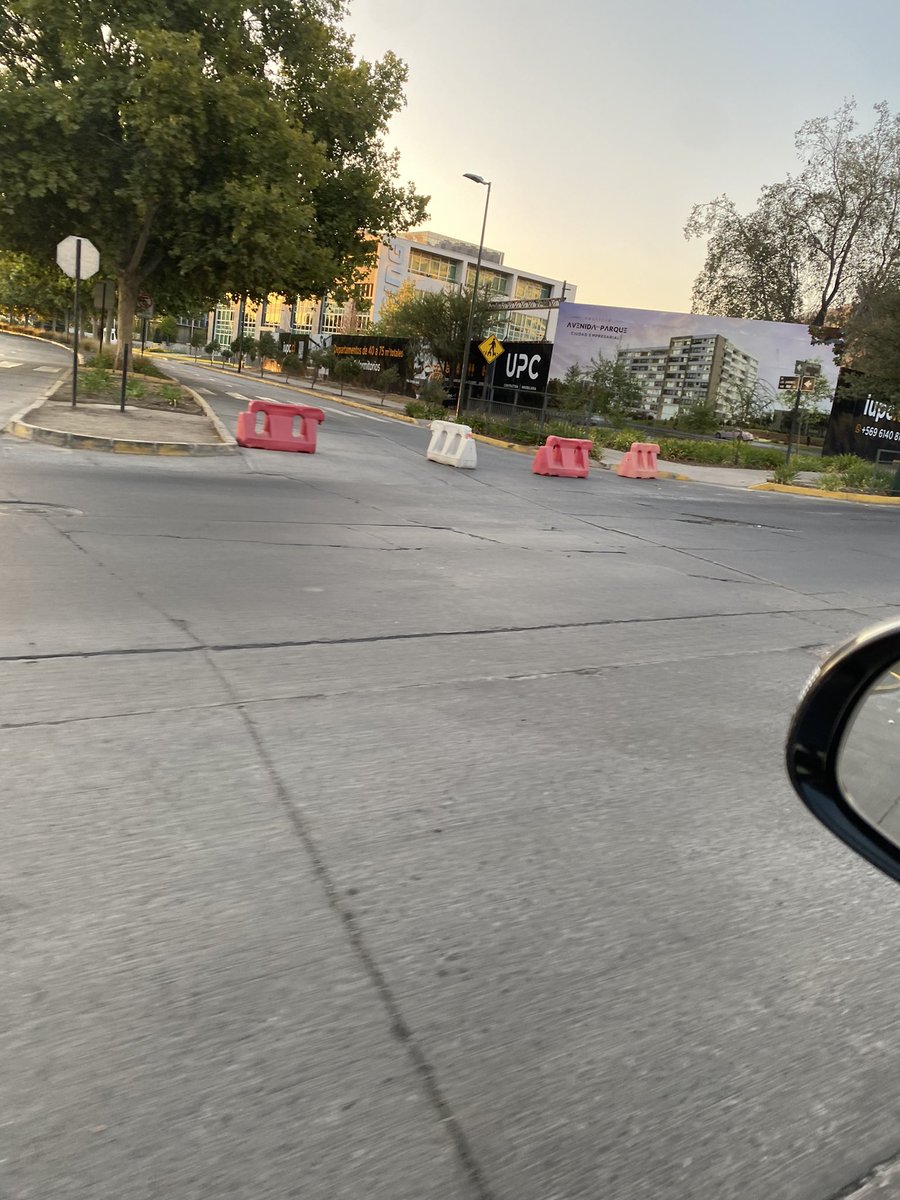 Felipe_Antinao's tweet photo. Cada fin de semana es lo mismo. #Ciudadempresarial bloquea calles a gusto y antojo por los eventos sociales. @mun_huechuraba 
Los vecinos debemos aguantar tacos interminables. 😡😤 https://t.co/DbYA63AJZj