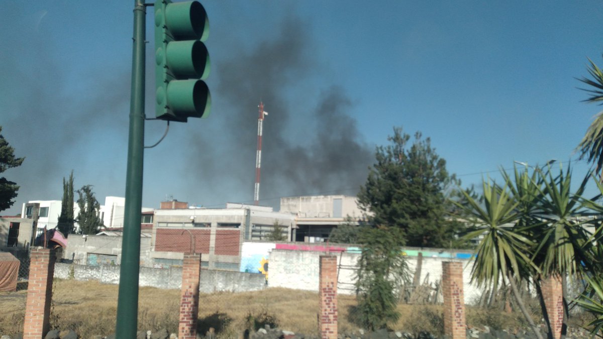 ALovelyFirefly's tweet photo. Hay un incendio muy fuerte en el sur de cdmx no estoy segura si es en San pedro Martir o en San andres, el humo es negro y muy denso, apenas alcance a tomar la foto @Bomberos_CDMX @C5_CDMX https://t.co/FUBks4cJ2w