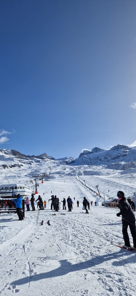 mikiberra's tweet photo. Ieri siamo andati a sciare con famiglie a Cervinia vicino Aosta https://t.co/Wne0iscUYy