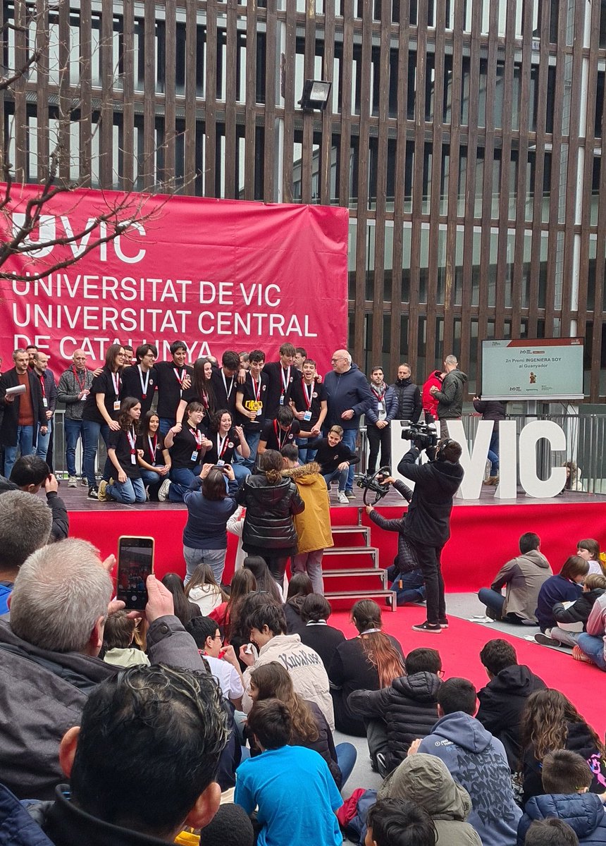 FEDACSantFeliu's tweet photo. Volem felicitar el nostre equip #FEDACIcons que ha aconseguit una de les 3 places per la gran final estatal de la @FLL_Spain ! I amb menció especial per participar al National Innovation Awards pel magnífic projecte! Quin orgull! Gràcies @uvic_ucc per l'acollida! @EscolesFEDAC https://t.co/bzxXAcycmY
