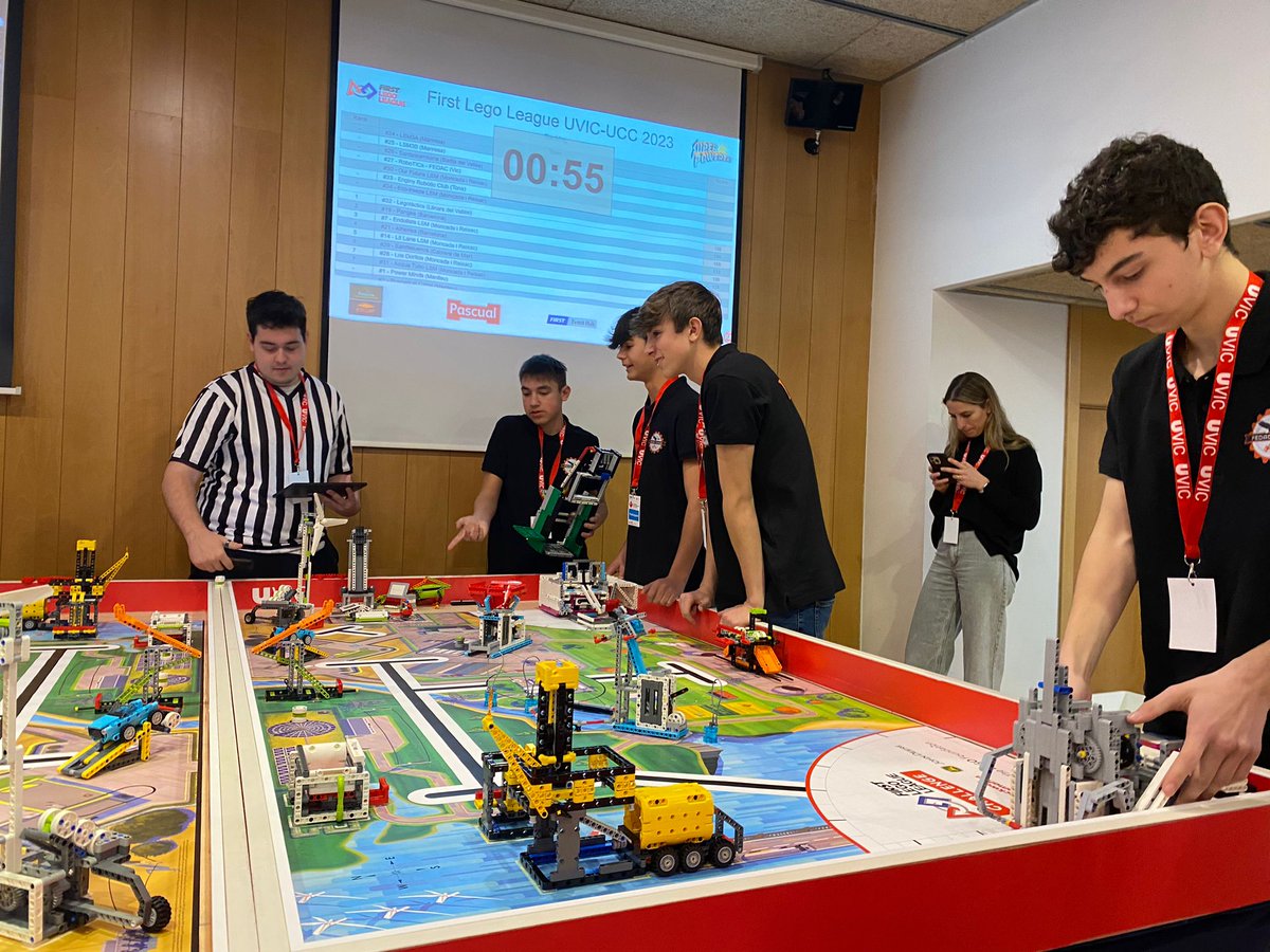 FEDACSantFeliu's tweet photo. Volem felicitar el nostre equip #FEDACIcons que ha aconseguit una de les 3 places per la gran final estatal de la @FLL_Spain ! I amb menció especial per participar al National Innovation Awards pel magnífic projecte! Quin orgull! Gràcies @uvic_ucc per l'acollida! @EscolesFEDAC https://t.co/bzxXAcycmY