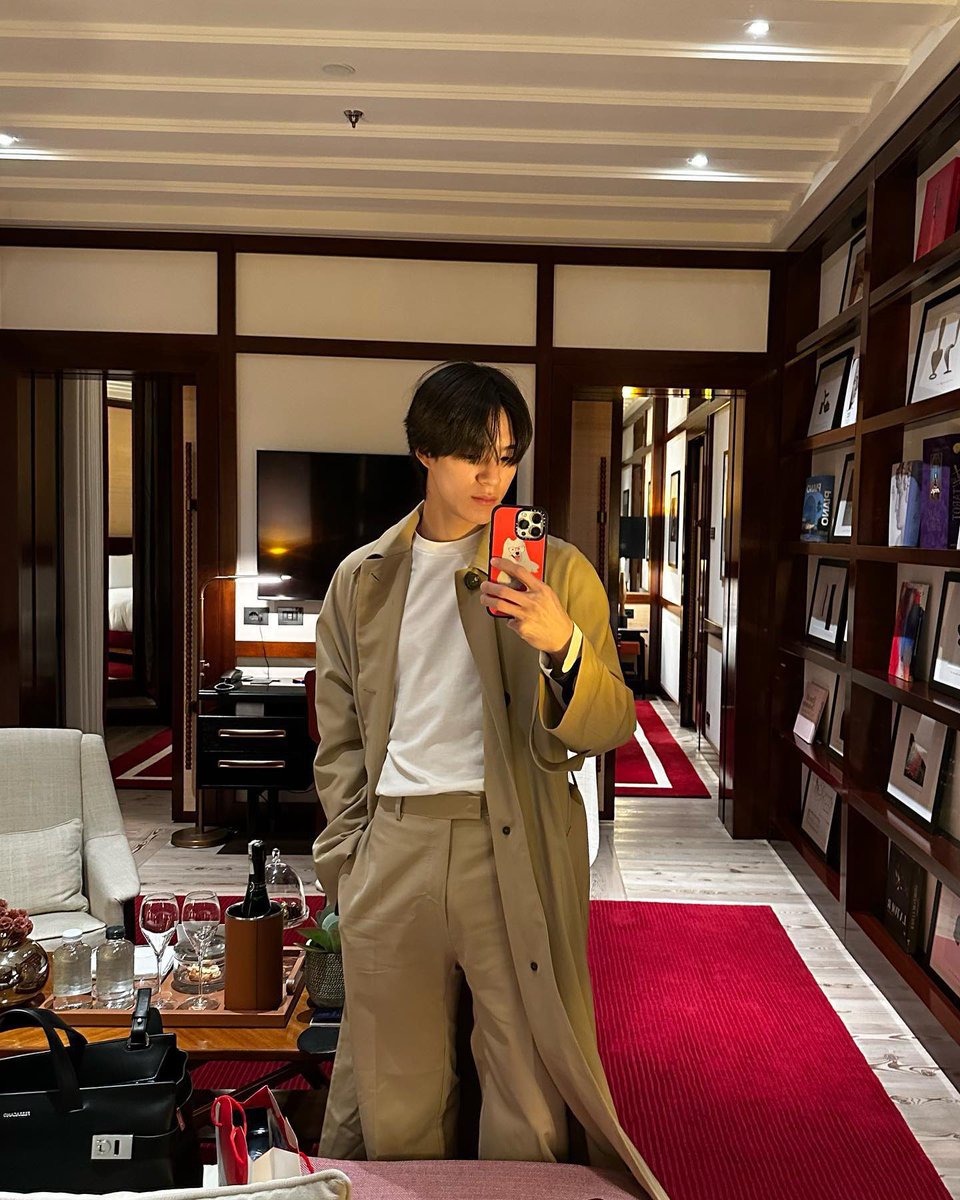 jenosle's tweet photo. Jetlagged but stylishly wrapped, couldn't resist snapping a mirror selfie in the hotel room adorned with captivating arts — loving how my Ferragamo outfit that accentuated my body proportions. https://t.co/orlUGO3nCN