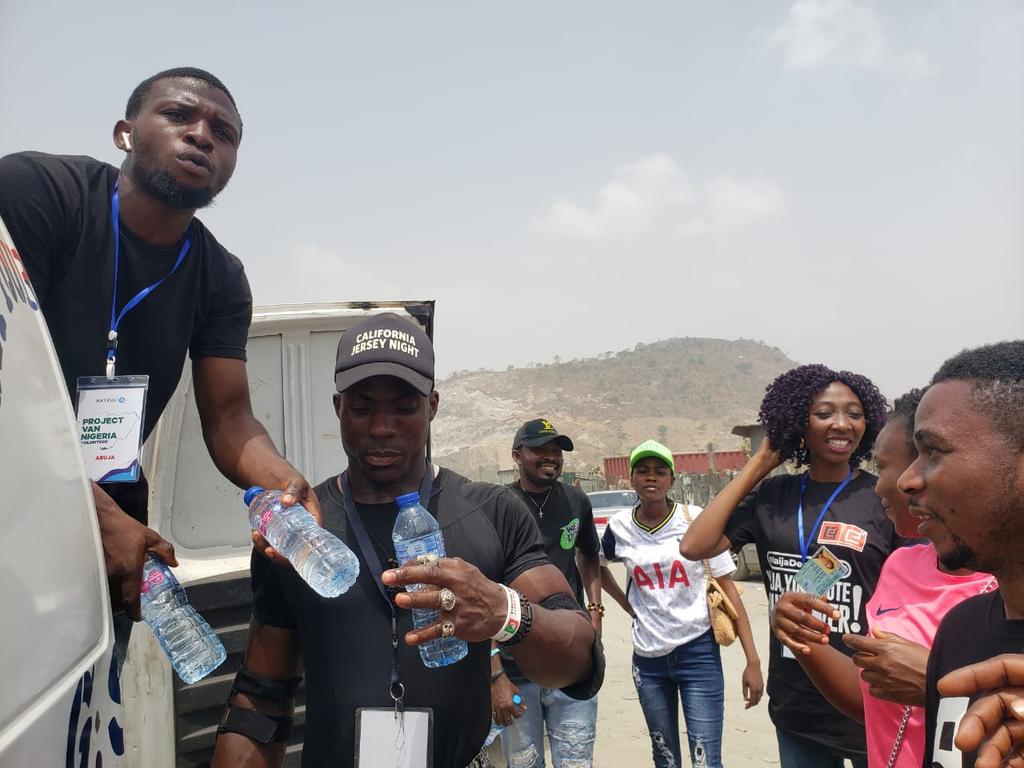 Simply_Ebuka's tweet photo. @paxful, working with @YALINetwork provided cold water, charging spaces and WiFi, in some polling units in Abuja, Lagos and Ibadan to make sure people are not discouraged from voting 😊 🙌.Thank you @raypaxful for this.
@YALIAbuja #bitcoinfortheyouth #NigeriaDecides2023 https://t.co/g0jEemKOrL