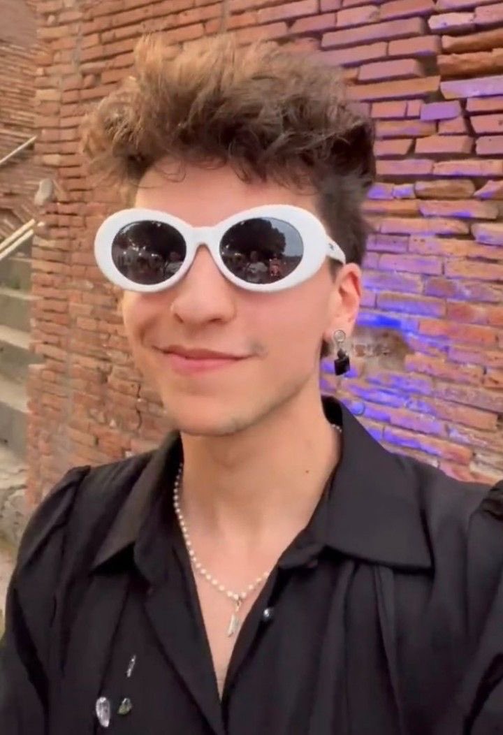 e ne sono ventidue,il primo di tantissimi compleanni che passeremo insieme,ti voglio tanto bene luigino,non smettere mai di fare musica,ti amiamo💛 #HappyBLuigi #Luigistrangis