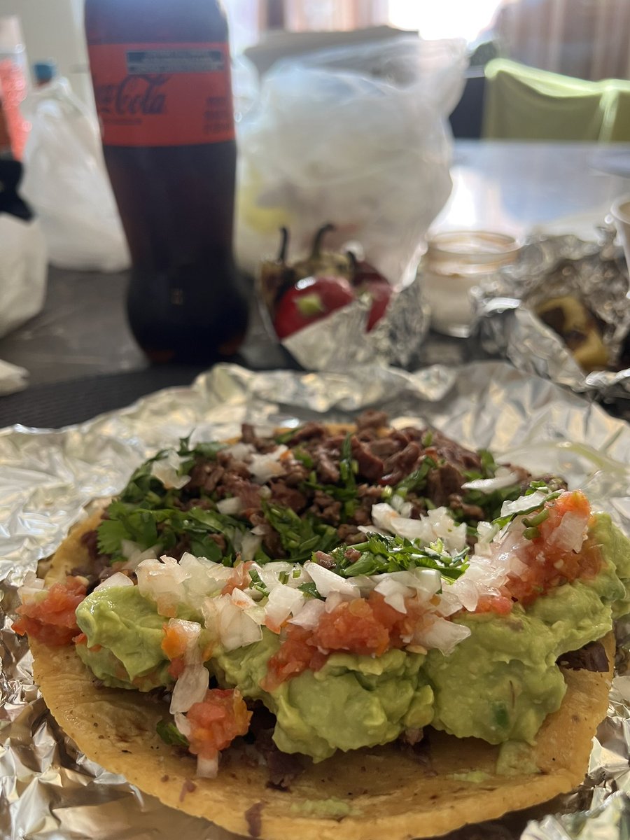 jeangastelum's tweet photo. Festejando al cumpleañero de la casa con tacos El Ruso #LosMejores #ElSoler #Tijuana 🙌🏼🙌🏼🙌🏼 https://t.co/mZe3OWfwOB