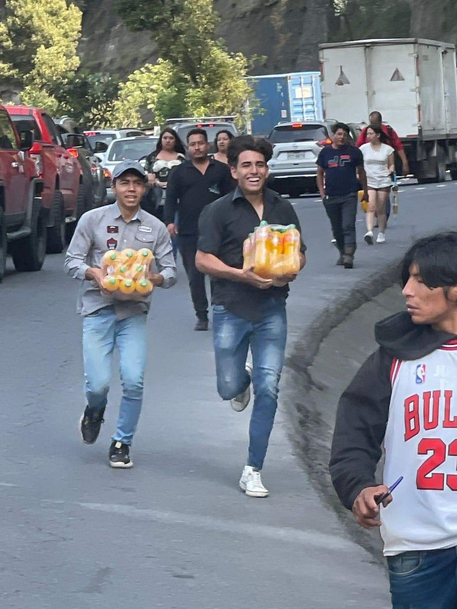 blanco2076liga's tweet photo. Accidente en la Simón Bolívar a la altura de Guapulo. Ecuador está en la miseria no por sus gobernantes, sino por su pueblo, que atesora la regla del mas vivo. No tiene vergüenza de robar con una sonrisa en la cara 🤮 https://t.co/NhWfZOeZhh