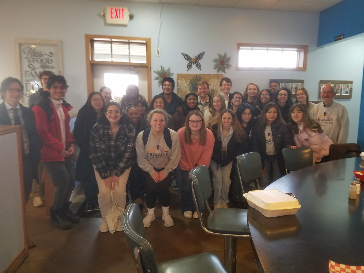 “Bridging the Divide: A Public Service Leadership Program” prepares students to engage in civil dialogue about key issues of the day. Students from the University of Chicago, Arrupe College of Loyola, &amp; Eureka College examined safety &amp; housing in their Downstate Illinois weekend.