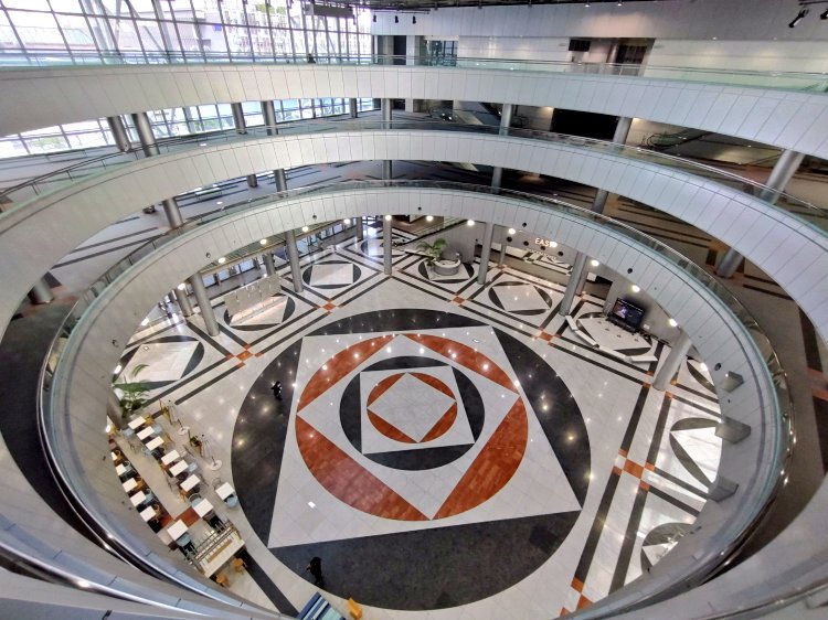  Apple Campus 2の建設が完了し、アトリウムと景観に設置されたガラスが拡大