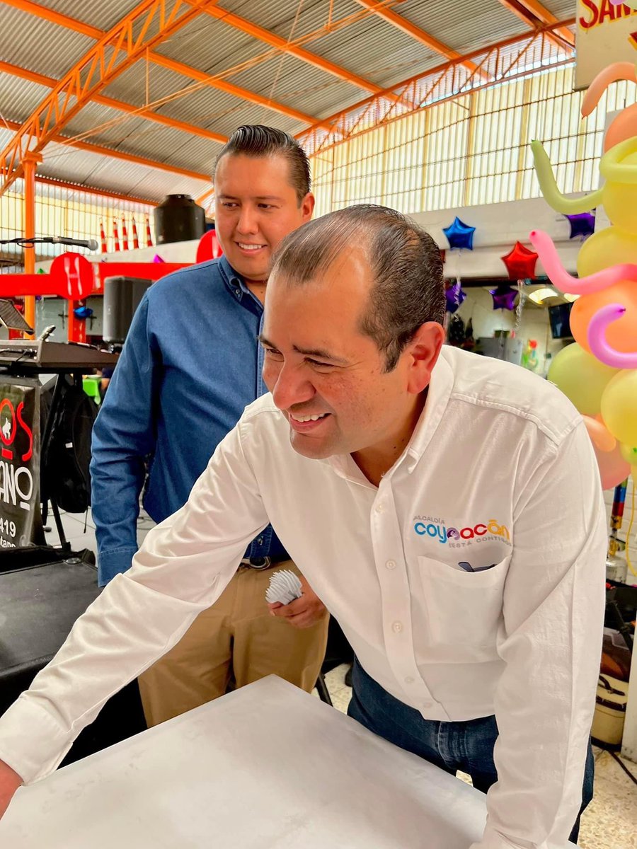 Jorgeahp1118's tweet photo. Por instrucción del alcalde @giogutierrezag, el Mercado Educación Petrolera tiene nuevo anuncio publicitario, además hoy es su 57 Aniversario por lo que el Director General de Gobierno y Asuntos Jurídicos, el Maestro @obdulioA Mayo, celebro con nosotros esta fecha tan importante https://t.co/oF37WQUzkV