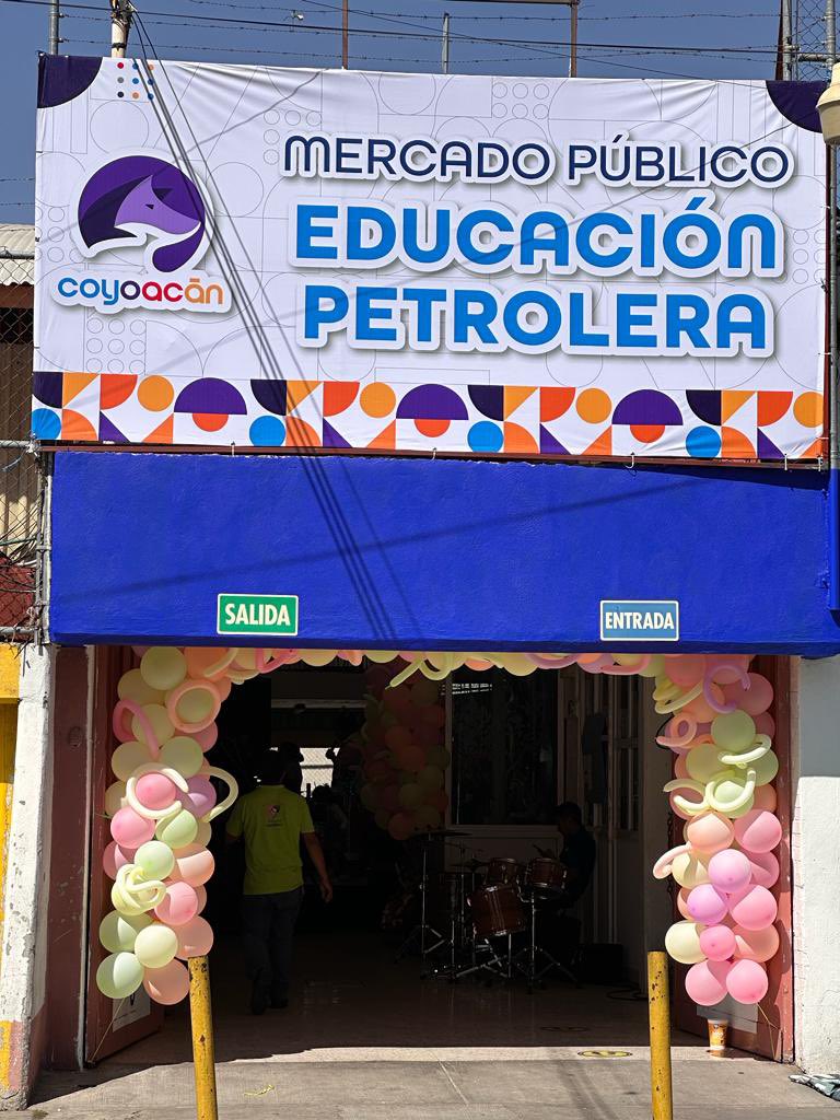 Jorgeahp1118's tweet photo. Por instrucción del alcalde @giogutierrezag, el Mercado Educación Petrolera tiene nuevo anuncio publicitario, además hoy es su 57 Aniversario por lo que el Director General de Gobierno y Asuntos Jurídicos, el Maestro @obdulioA Mayo, celebro con nosotros esta fecha tan importante https://t.co/oF37WQUzkV