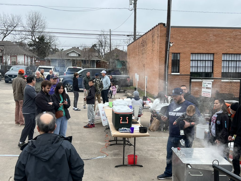 Anteats214's tweet photo. The @BishopDunne Dad’s Club crawfish boil was a huge success, thanks to everyone that come out and supported us. @AlfersMichael https://t.co/dBxAImtiez