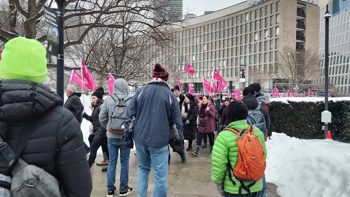 JoMaravilla7's tweet photo. #welcomebackdoug #handsoffthegreenbelt #bettercarebetterstaffing #fairwages #respectnurses https://t.co/9lq8p663Wm