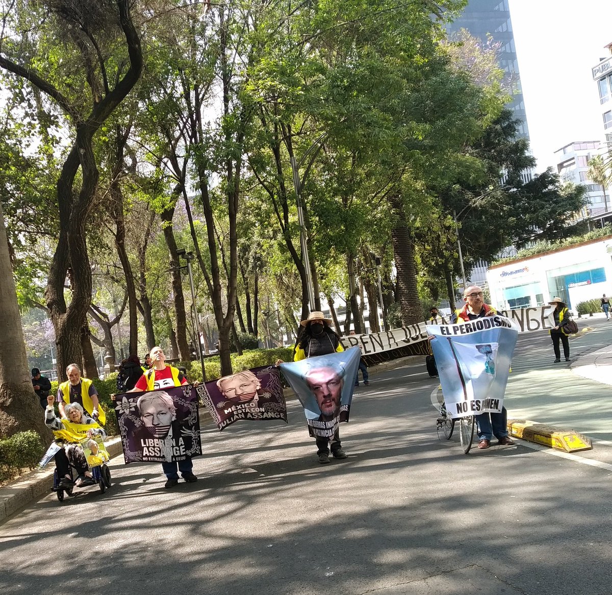 Assange_libre's tweet photo. As usual police was waiting formour arrival at US embassy
#OnlyOneDecisionNoExtradition
@JA_Defence @Plucille54
@SomersetBean https://t.co/5qGMN0HD7q