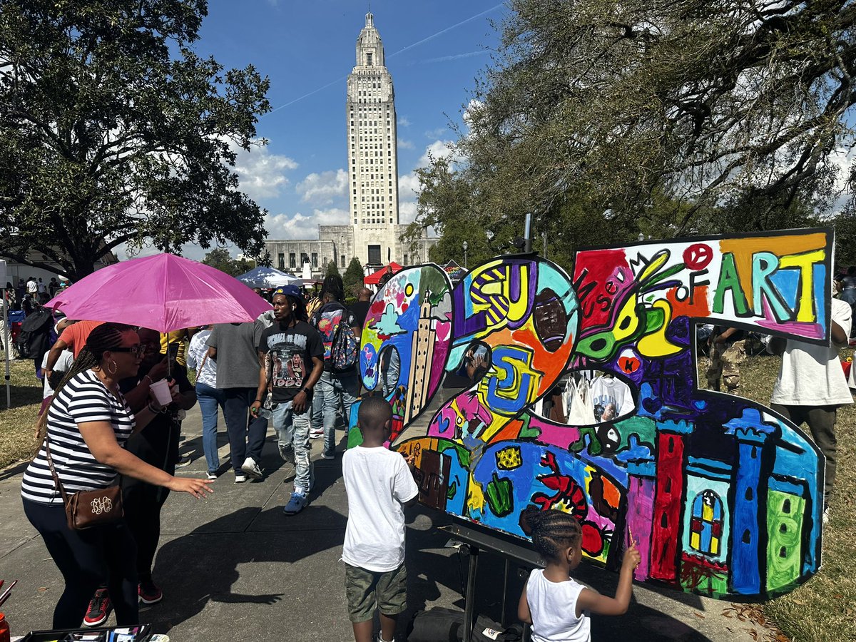 _BLEWIS's tweet photo. The 225 festival was a huge success! Thank you to everyone who stopped by the LSU Museum of Art tent and contributed to the 225 community mural!The mural will go up in the museums community gallery. Stop by and check it out ! #225 #BatonRouge #Louisiana #LSUMuseumOfArt #Museum https://t.co/rpKP95kvVj