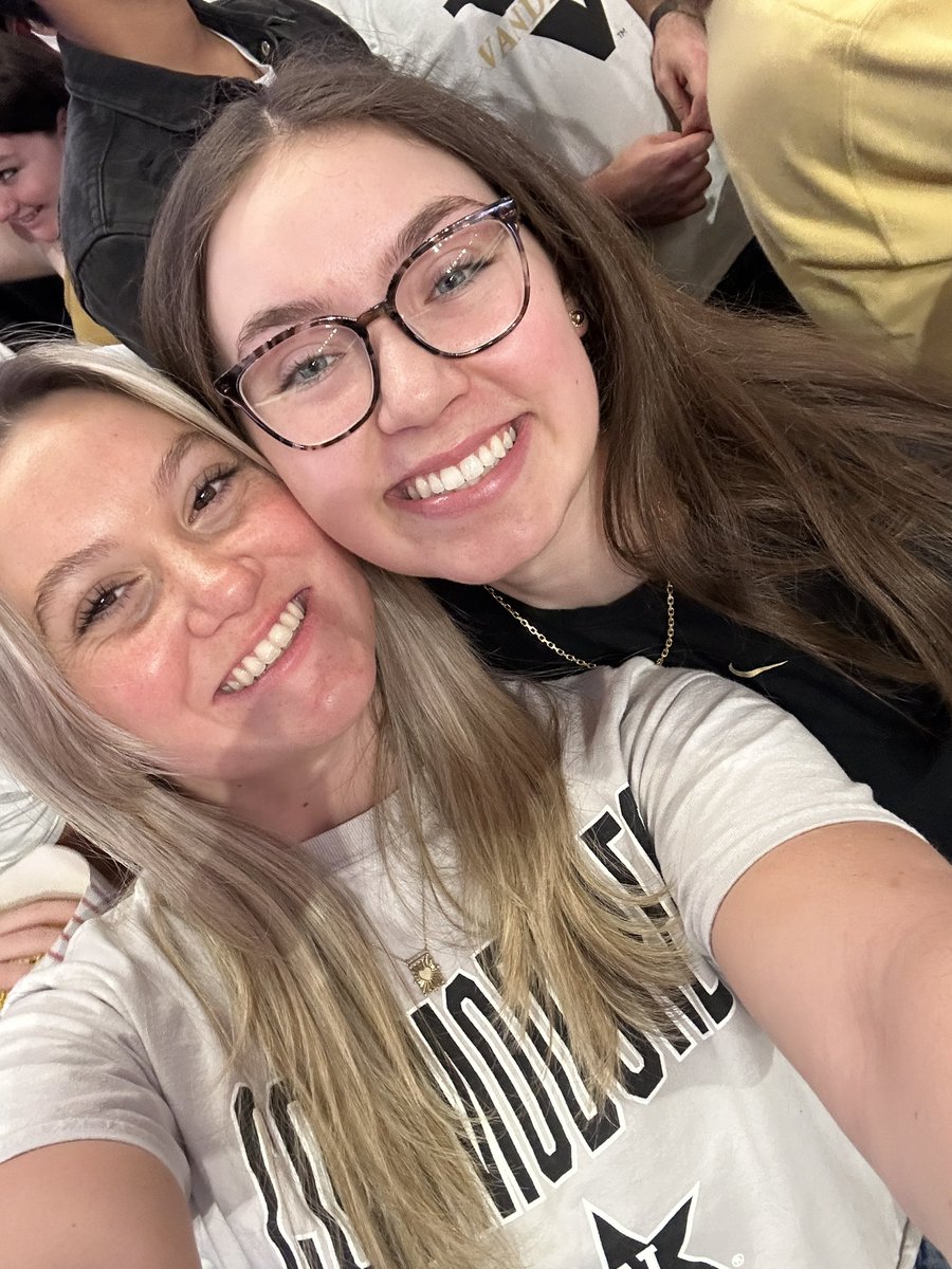 aliceeheiden's tweet photo. eating gator tonight @vandymbb #AnchorDown https://t.co/A5hwaAGiXZ
