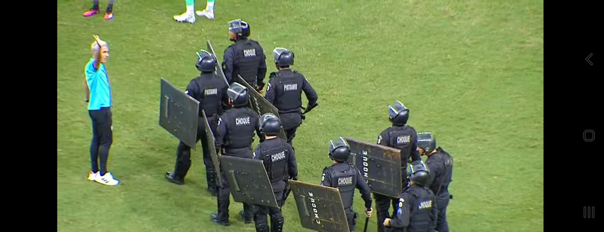 marcos_vin's tweet photo. Luís Castro expulsando a polícia - "Out of Context Football" @nocontextfooty
#BOTFLA https://t.co/oHqQAOwUdP