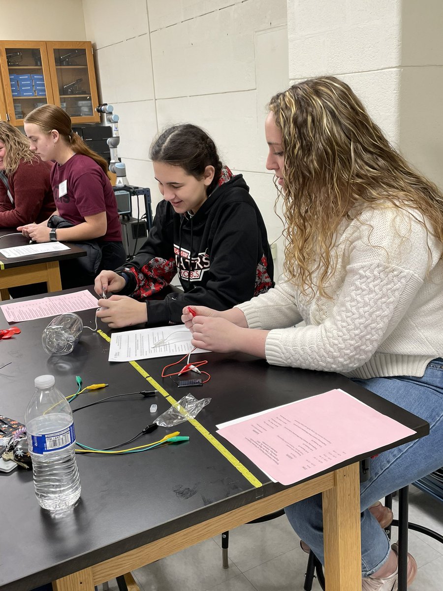 WUEngineering's tweet photo. We capped National Engineers Week with our Engineering and Computer Science Girls Camp! Thank you to our current female students, professors and industry professionals for helping promote growth in STEM fields for Females! #stemeducation #femaleengineers #femalesinstem https://t.co/RCoW7tJDSp