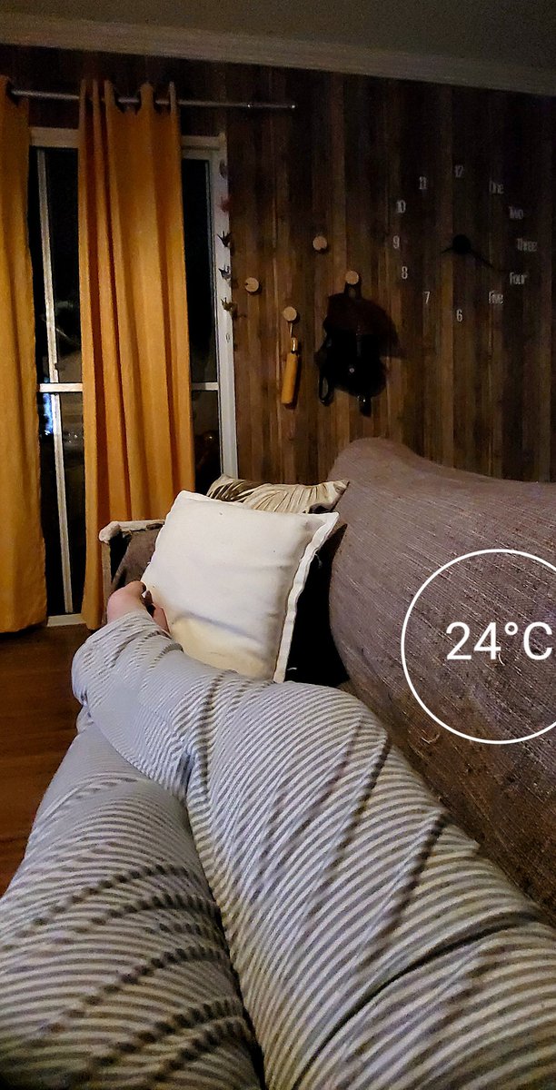 c3gm2's tweet photo. Usando calça de pijama porque estou cansada de sofrer com os pernilongos.
#cadeoinverno
#querofrio https://t.co/2XE0bZWXbW