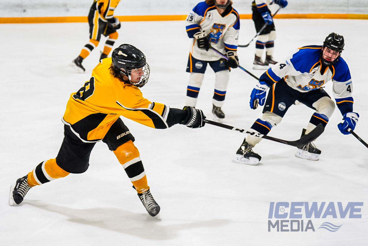 r_thomson_photo's tweet photo. 2nd period photo highlights from the @ArborgDawgs vs @NorthWinnipeg 

@CRJHL_Official @IceWaveMB https://t.co/q4ztikp1xN
