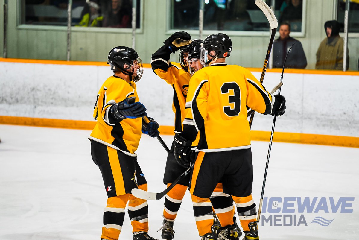 r_thomson_photo's tweet photo. 2nd period photo highlights from the @ArborgDawgs vs @NorthWinnipeg 

@CRJHL_Official @IceWaveMB https://t.co/q4ztikp1xN