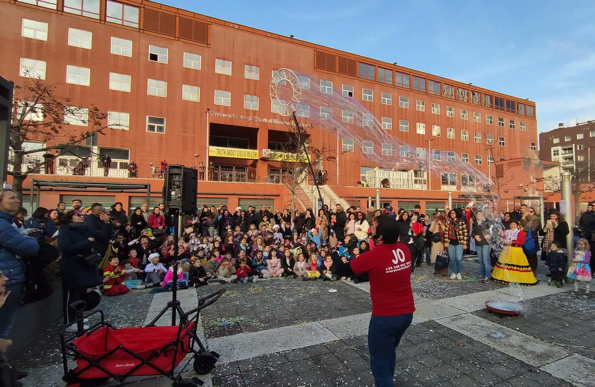 BicoccaComitato's tweet photo. Grazie a tutte le famiglie che coi loro bimbi hanno partecipato numerosi al #carnevale diffuso in #bicocca e grazie al #municipio9 per l'organizzazione, al mago Jo di @everyeventmilano per il bellissimo spettacolo e a tutti gli amici e soci del @comitatobicocca per la merenda! https://t.co/ymlJYJhY64