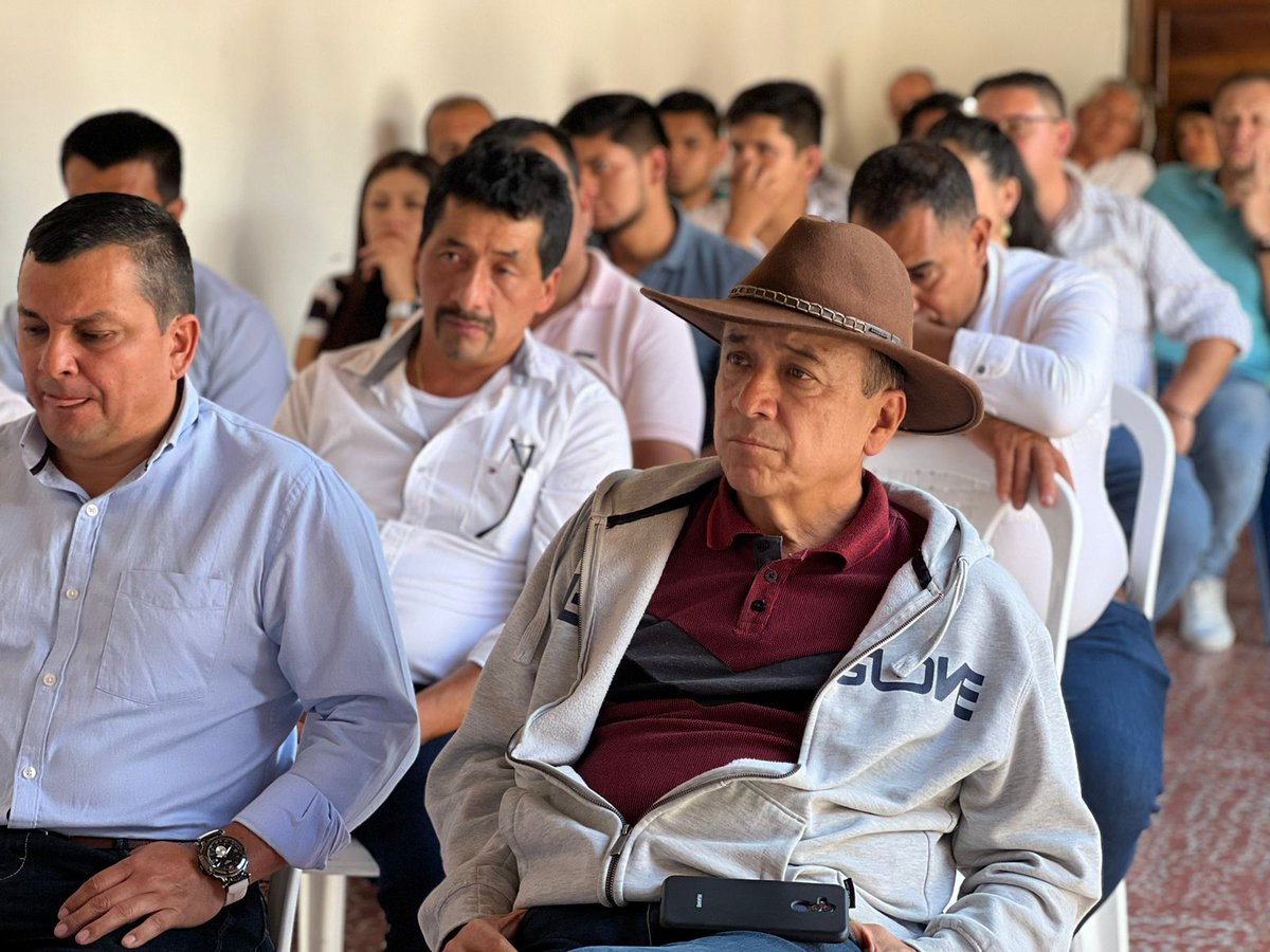 OscarVillamiz's tweet photo. En #SanAndrés,  donde junto a concejales y dirigentes hablamos sobre seguridad, el gran compromiso de velar por el buen uso de los dineros en la pavimentación de vía Curos - Málaga y el apoyo a familas del campo en producción agrícola. https://t.co/MNBxSEr1oF