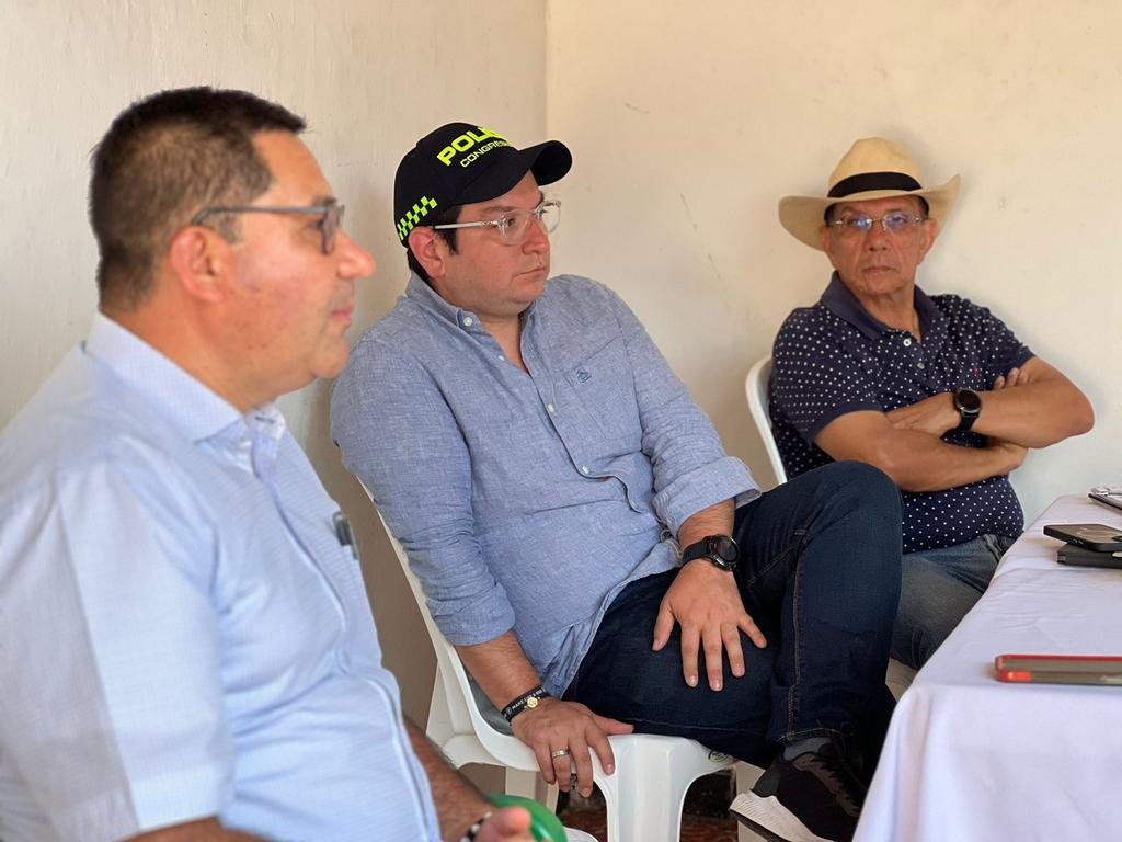 OscarVillamiz's tweet photo. En #SanAndrés,  donde junto a concejales y dirigentes hablamos sobre seguridad, el gran compromiso de velar por el buen uso de los dineros en la pavimentación de vía Curos - Málaga y el apoyo a familas del campo en producción agrícola. https://t.co/MNBxSEr1oF